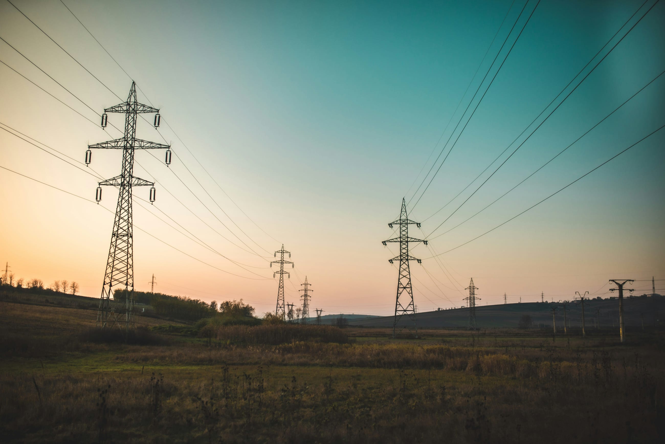 Hochspannungsmasten vor ruhigem Abendhimmel